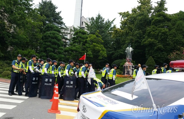 지난 7월 30일 이화여대 본관 앞에 경찰이 배치된 가운데, 페인트가 뿌려진 김활란 초대 총장의 동상이 보인다. 