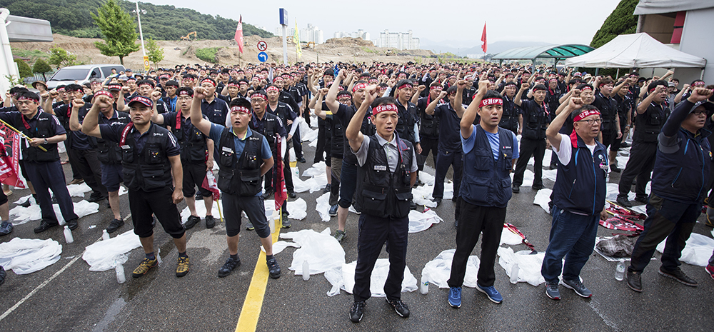  갑을오토텍에 전운이 감돌고 있다. 사측은 26일 직장폐쇄를 단행한데 이어 다음 달 1일 경비용역을 배치할 계획이다. 이에 맞서 노조는 29일 결의대회를 갖고 31일 공장에 집결할 계획이다. 