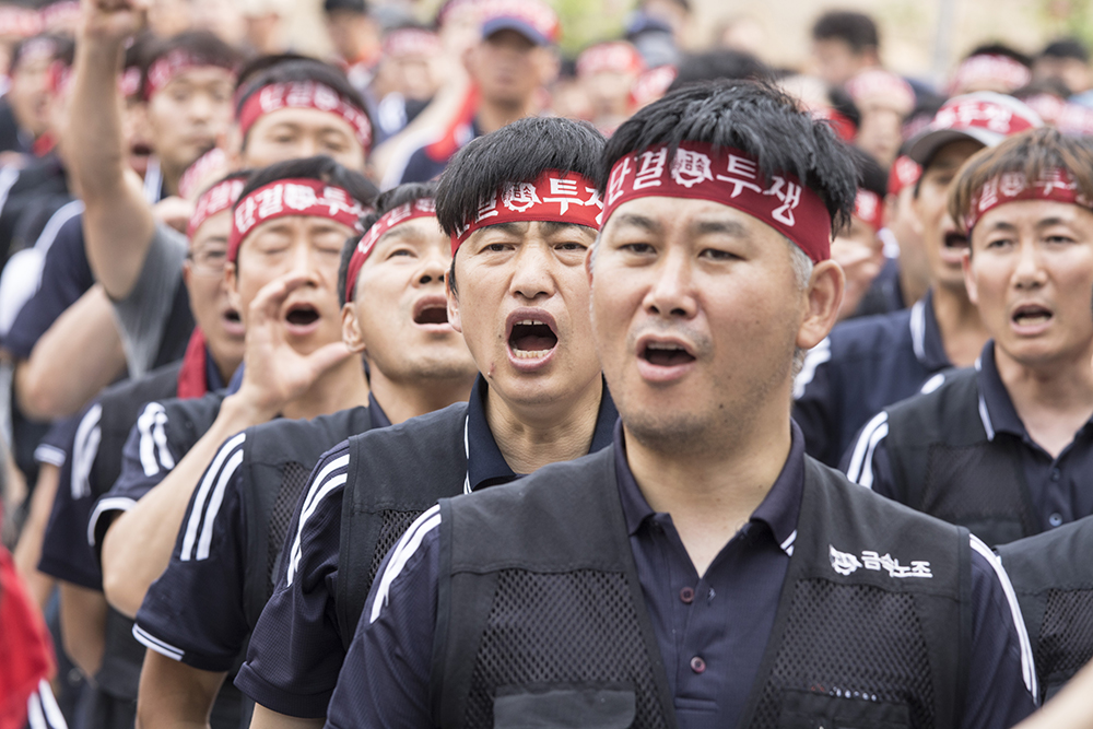 갑을오토텍에 전운이 감돌고 있다. 사측은 26일 직장폐쇄를 단행한데 이어 다음 달 1일 경비용역을 배치할 계획이다. 이에 맞서 노조는 29일 결의대회를 갖고 31일 공장에 집결할 계획이다. 