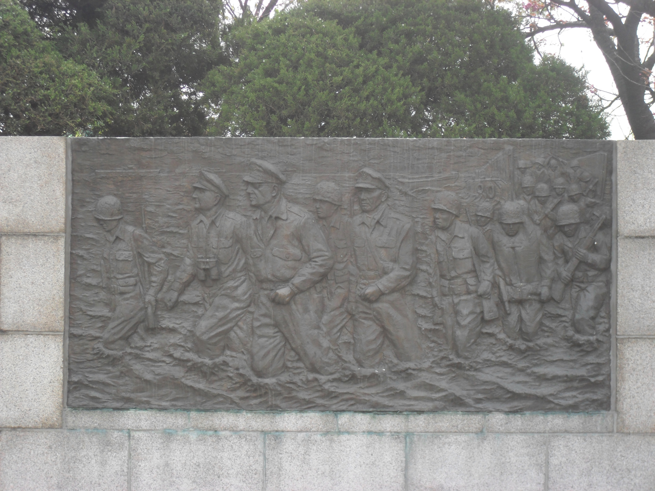  인천에 상륙하는 미군의 모습. 인천시 중구 송학동의 자유공원에서 찍은 사진.
