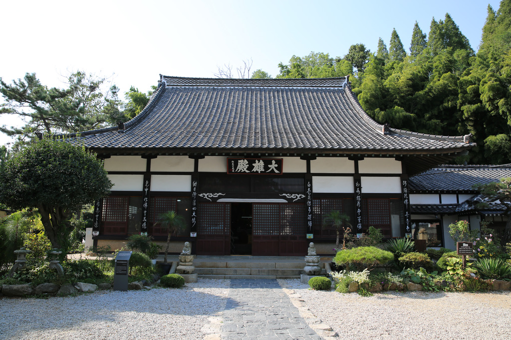 군산 동국사  우리나라에 유일하게 남아있는 일본식 절집이다.