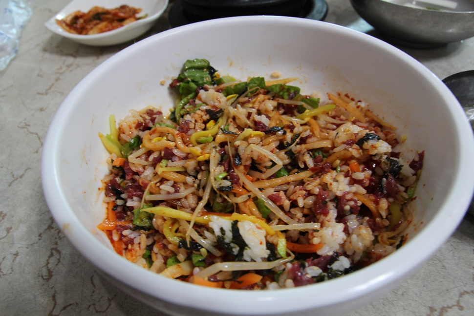 한우비빔밥은 한우 생고기와 채소가 듬뿍 들어가 별미다.