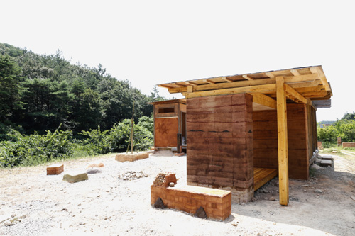 목포대학교에서 열린 흙건축 여름 캠프 참가자들이 지은 흙집 쉼터. 승달산으로 오가는 길에 잠시 쉬어가기에 맞춤이다.