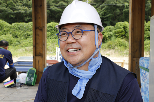 흙건축 여름 캠프를 이끌고 있는 황혜주 목포대학교 교수. 황 교수는 건축학과 교수이면서 흙집 예찬론자이다.