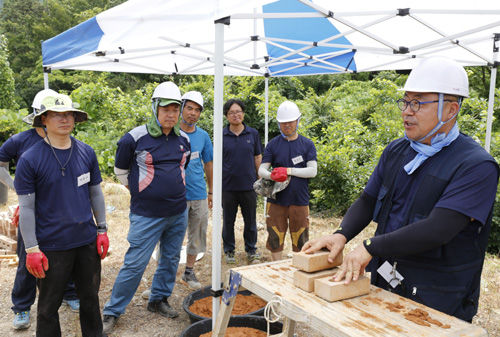 황혜주 목포대 교수가 흙집 짓기에 대해 설명하고 있다. 지난 7월 27일 목포대학교에서 열린 흙건축 여름 캠프에서다.