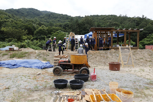지난 7월 25일부터 닷새 동안 목포대학교에서 열린 흙건축 여름 캠프 전경. 캠프 참가자들이 한여름 뙤약볕에도 아랑곳하지 않고 흙집 짓기에 여념이 없다.