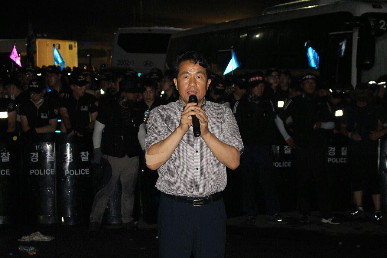 7월 31일 저녁 아산 갑을오토텍 현장에서 노동자 출신 윤종오(울산 북구)의원이 조합원들과 함께 하면서 발언하고 있다