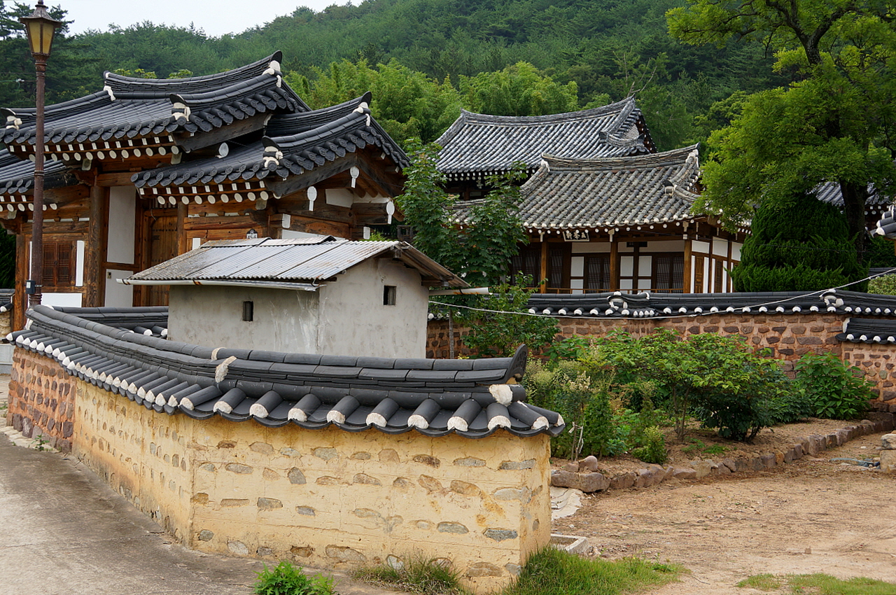 오봉종택  그리 오래되지 않았으나 집채의 크기나 꾸밈새로 마을 한가운데서 인량마을의 얼굴 노릇한다. 