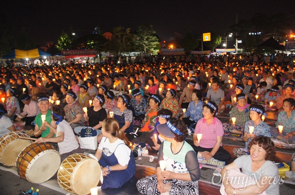 사드 배치에 반대하는 성주 군민들이 1일 오후 성주군청 앞마당에서 20차 촛불집회를 이어가며 한반도 평화를 위해 사드가 배치되어서는 안된다고 목소리를 높였다.
