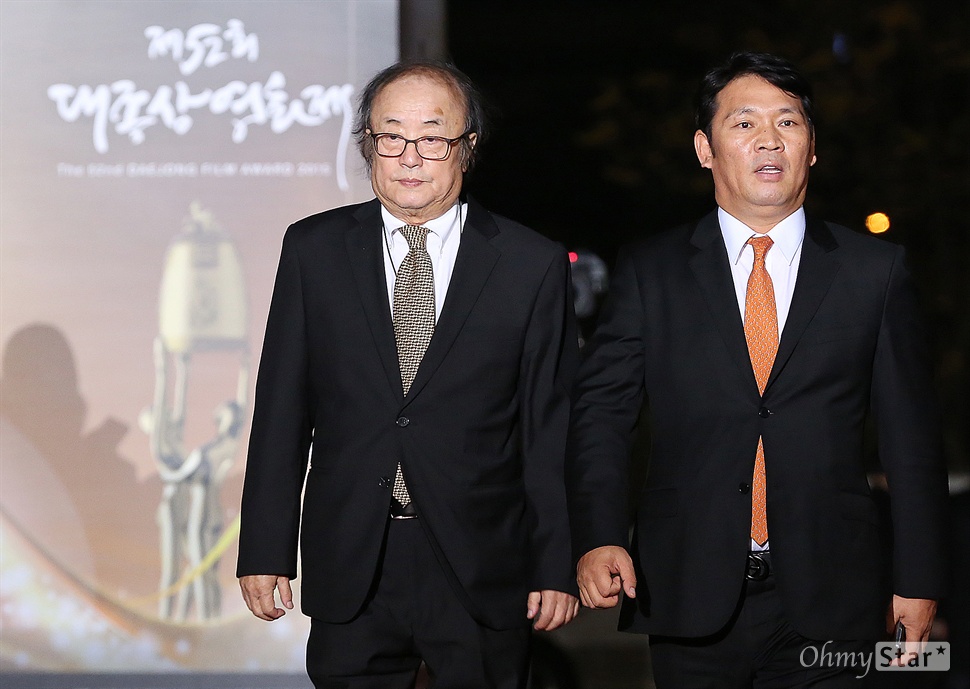  지난해 11월 20일 오후 서울 여의도 KBS홀에서 열린 제52회 대종상영화제 레드카펫에서 최하원 집행위원장과 김구회 조직위원장이 입장하고 있다.