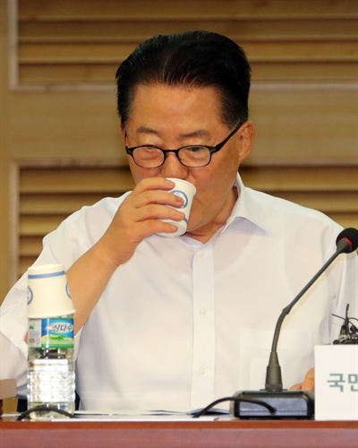 국민의당 박지원 비상대책위원장이 2일 오전 국회 의원회관에서 열린 제14차 의원총회에서 물을 마시며 목을 축이고 있다. 