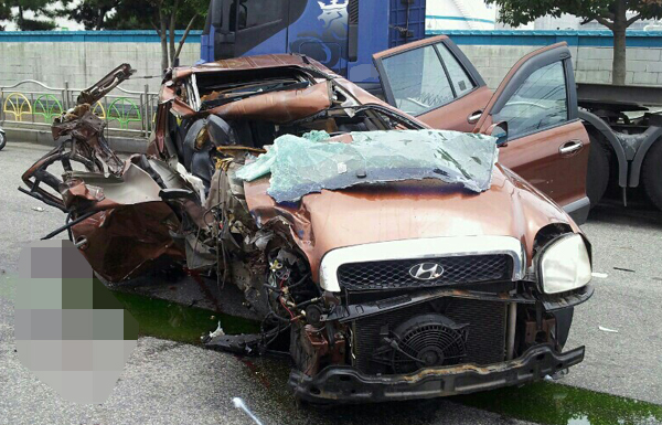 지난 2일 오후 부산 남구 감만동에서 일가족 5명이 탄 싼타페 차량이 길가에 주차된 트레일러를 추돌해 4명이 숨졌다. 