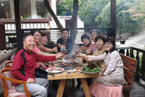  막내 김세광·복향옥 씨 부부가 운영하는 음식점에 한데 모인 복씨 네 자매 가족 8명. 귀촌을 기념해 한 자리에 모였다.