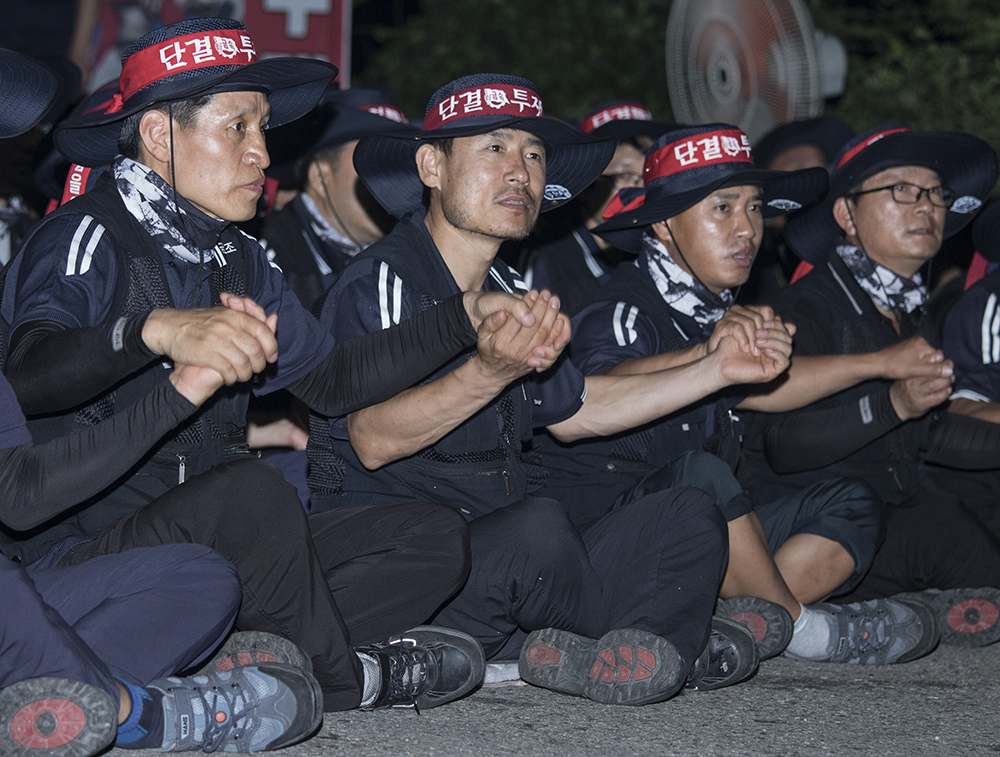 2일 저녁 갑을오토텍 노동자들은 집회를 열고 결의를 다졌다. 