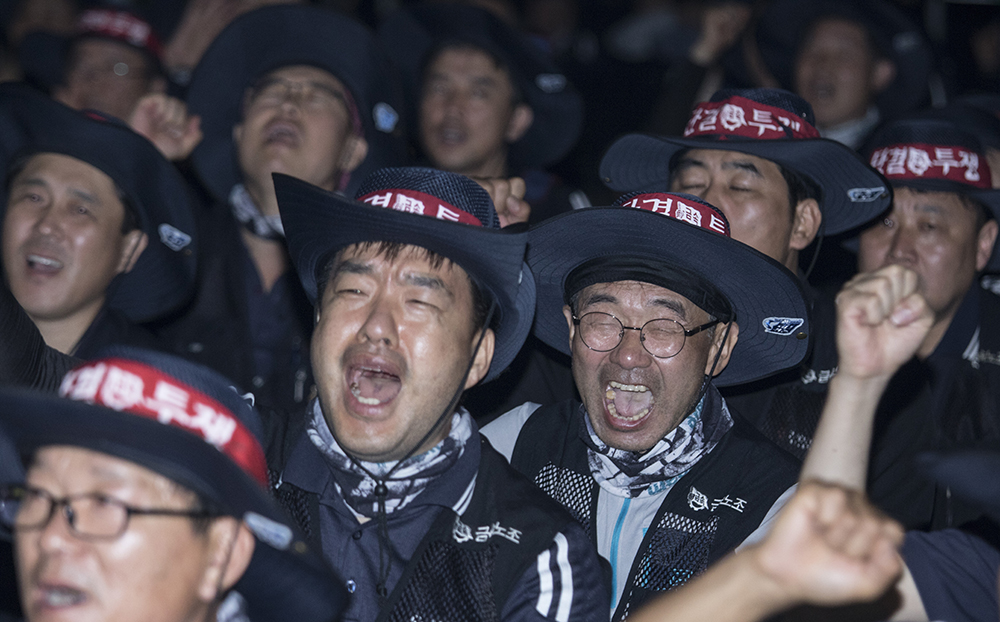 2일 저녁 갑을오토텍 노동자들은 집회를 열고 결의를 다졌다. 