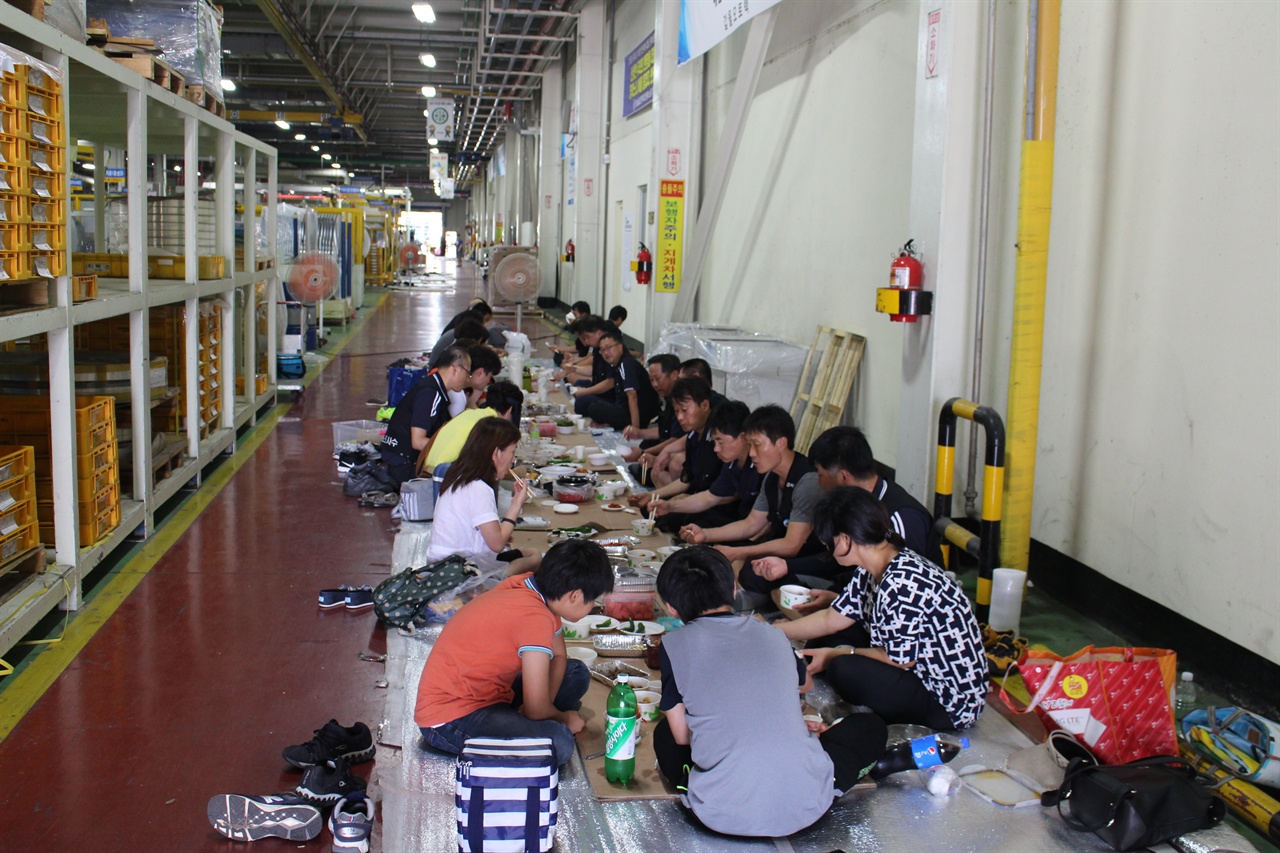 갑을오토텍 노동자들이 31일 낮12시 가족이 준비한 집밥으로 공장안에서 점심식사를 가족과 함께 하고 있다.
