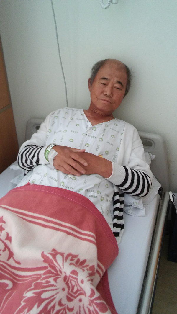 서울 중앙보훈병원에서 복강에 도관을 넣는 수술을 받고 병실로 돌아왔을 때의 내 모습이다. 늙은 모습에 슬픈 표정이다. 