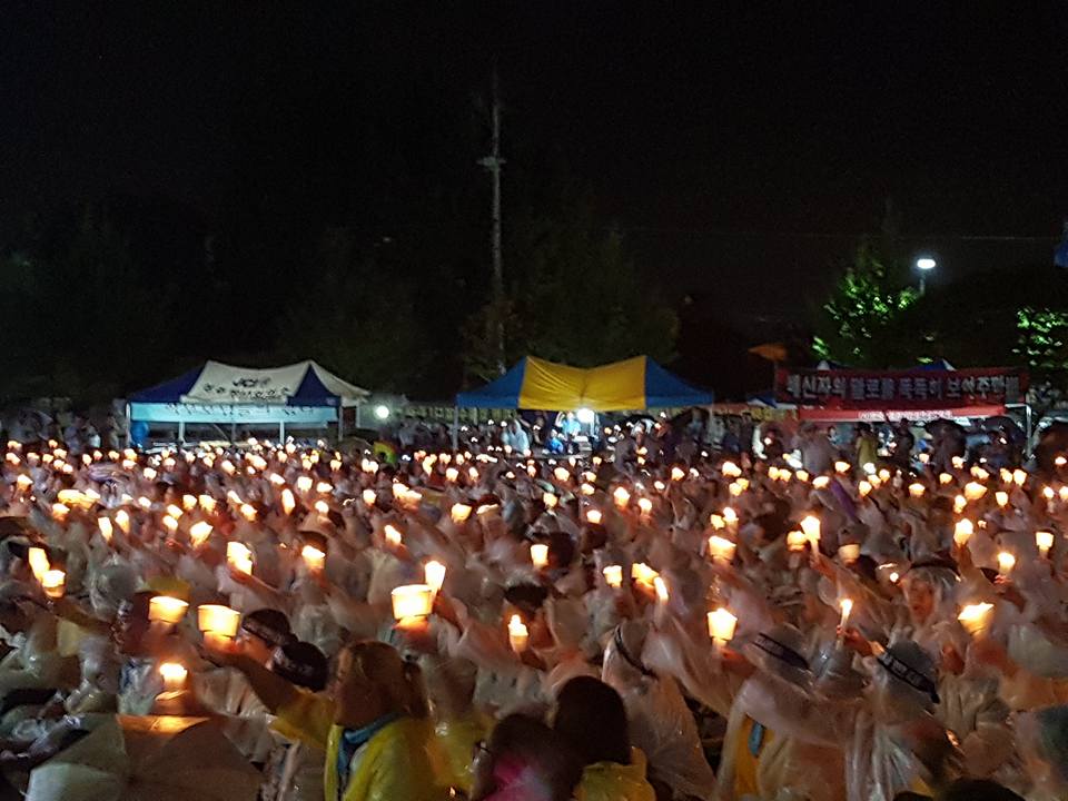 8월 2일 비가 내리는 밤인데도 2천 여 명의 주민이 촛불을 들고 모여 사드 반대를 외쳤다.