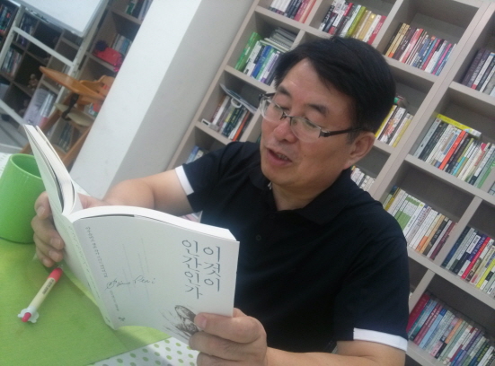 책 읽는 목사 김동명은 하루에 6시간 책을 읽고, 1년이면 400~500권 정도 책을 읽는다