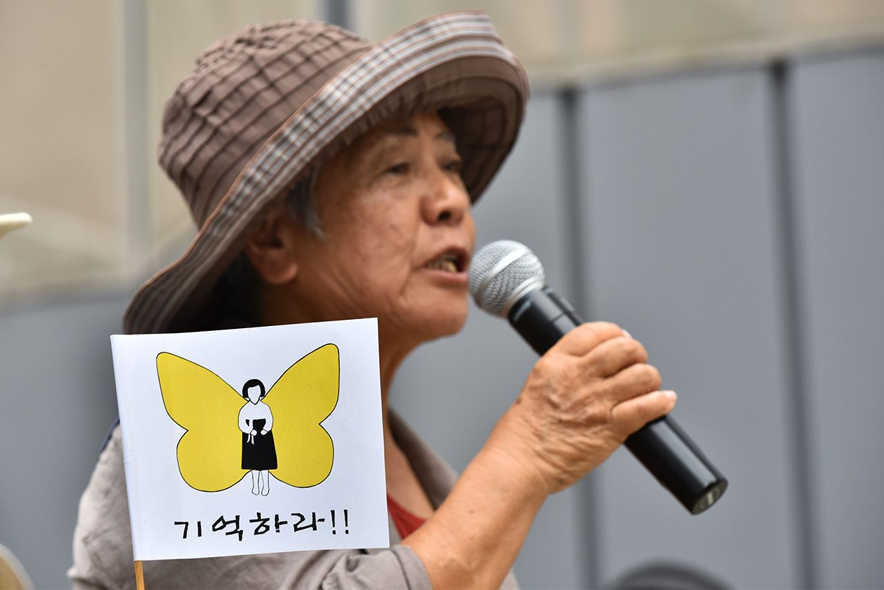  제주, 오키나와를 잇는 평화의 기행단 일본인 참가자들이 '3일 오후 서울 종로구 구 일본대사관 앞에서 열린 '제1242차 일본군 위안부 문제해결을 위한 정기 수요시위'에 참가해 위안부' 문제와 관련해 일본의 공식 사죄를 요구하고 있다.