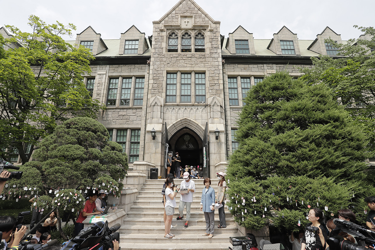  최경희 이화여자대학교 총장이 3일 오후 서울 서대문구 이화여자대학교 본관건물 앞에서 미래라이프대학 설립 추진 철회 입장을 밝히고 있다. 이화여대는 3일 오전 9시에 개최된 긴급 교무회의를 통해 재학생과 졸업생의 강한 반발을 불러온 미래라이프대학을 설립하지 않기로 최종 결정했다고 밝혔다.