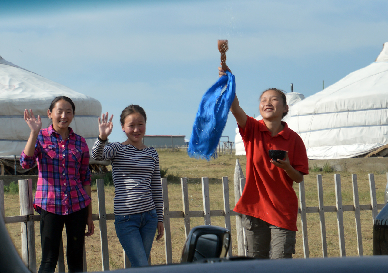 몽골의 고수레. 게르 캠프의 젊은 직원들이 우리의 여행길을 기원하는 고수레를 해 주고 있다.