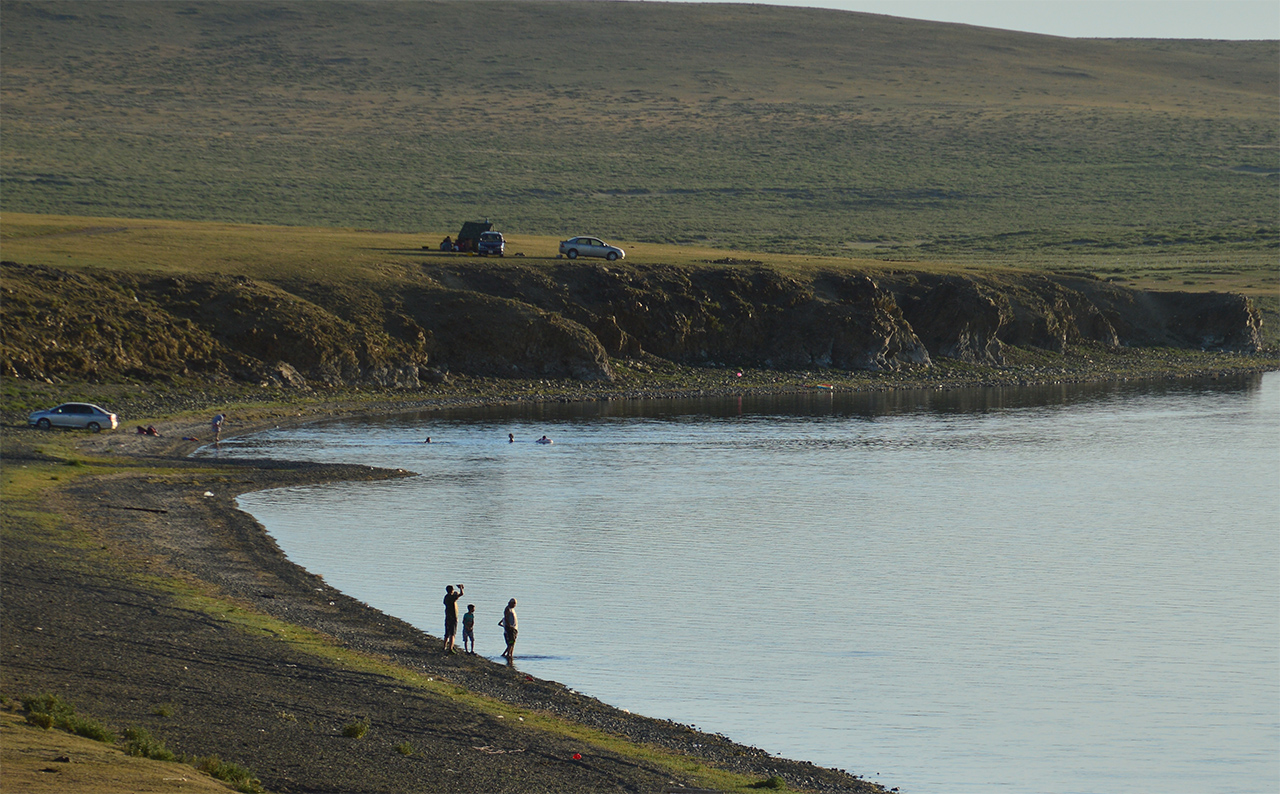 어기 호수. 여름 아침의 호숫가에서는 더위를 피해 호수를 찾은 몽골의 캠핑족들을 만날 수 있다.