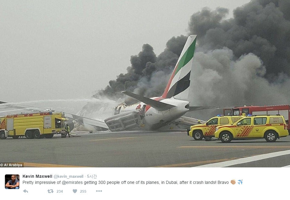 에미레이트항공 여객기 착륙 사고 상황을 전하는 소셜미디어 갈무리.