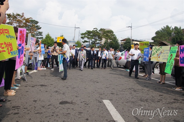 더민주 국회의원들이 3일 오후 성주군민들을 만나기 위해 군청 앞에 들어서자 주민들이 피켓을 들고 두 줄로 서서 환영하고 있다.