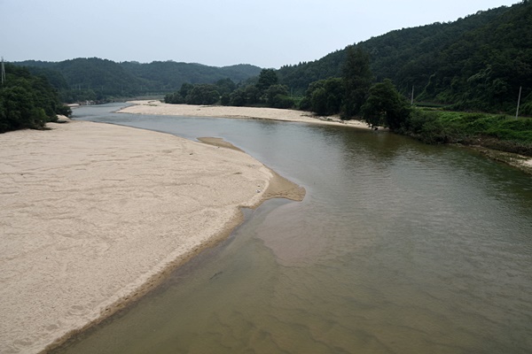 흐르는 강의 전형적인 아름다움을 보여주는 내성천 우래교 상류의 모습이다. 넓은 모래톱 위를 물길이 유유히 흘러간다. 낙동강이 곧 회복해야 할 미래다.  