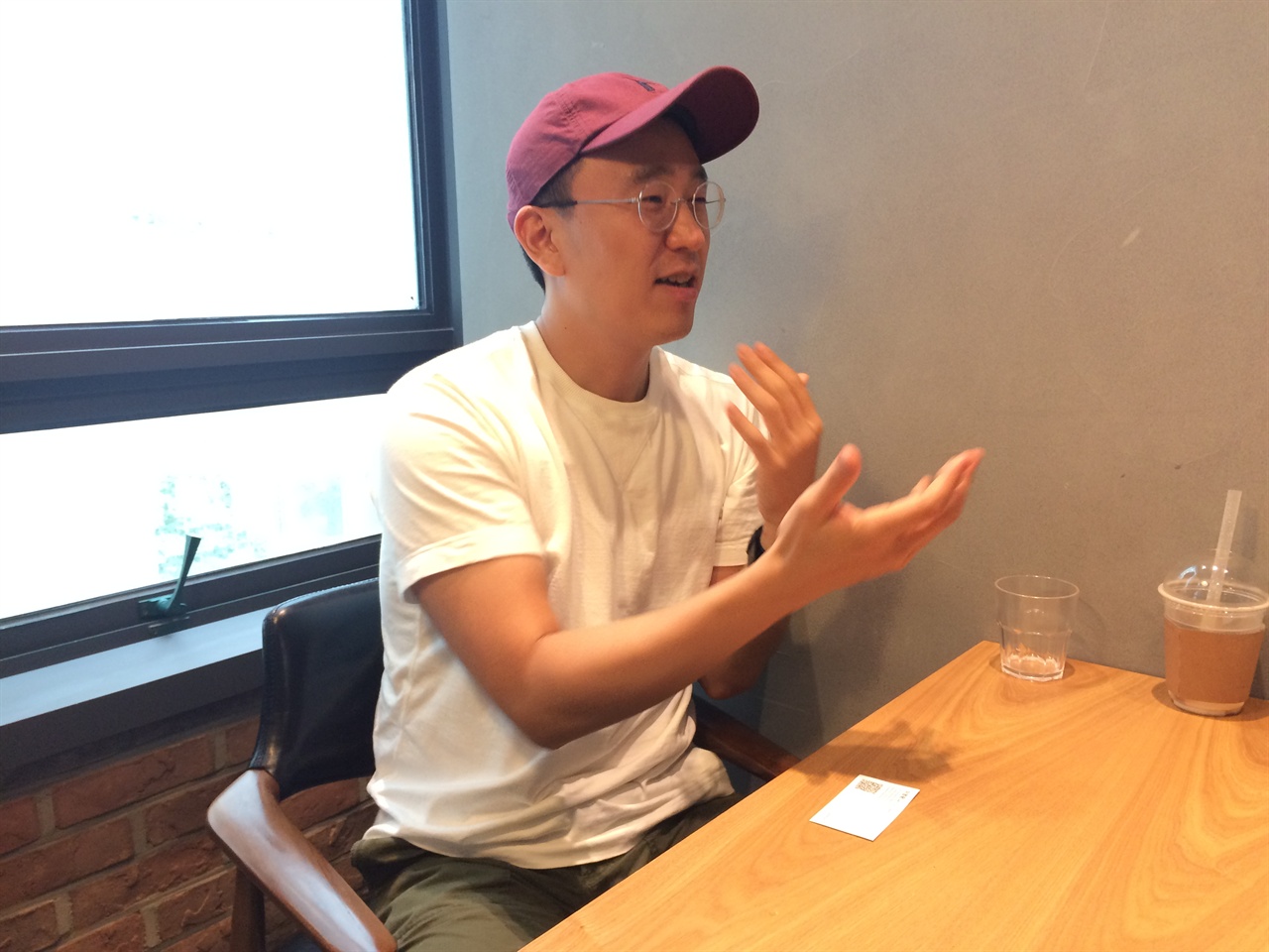  <그림자들의 섬> 김정근 감독. 개봉을 3주 앞두고 홍대 근처 카페에서 그를 만났다. 