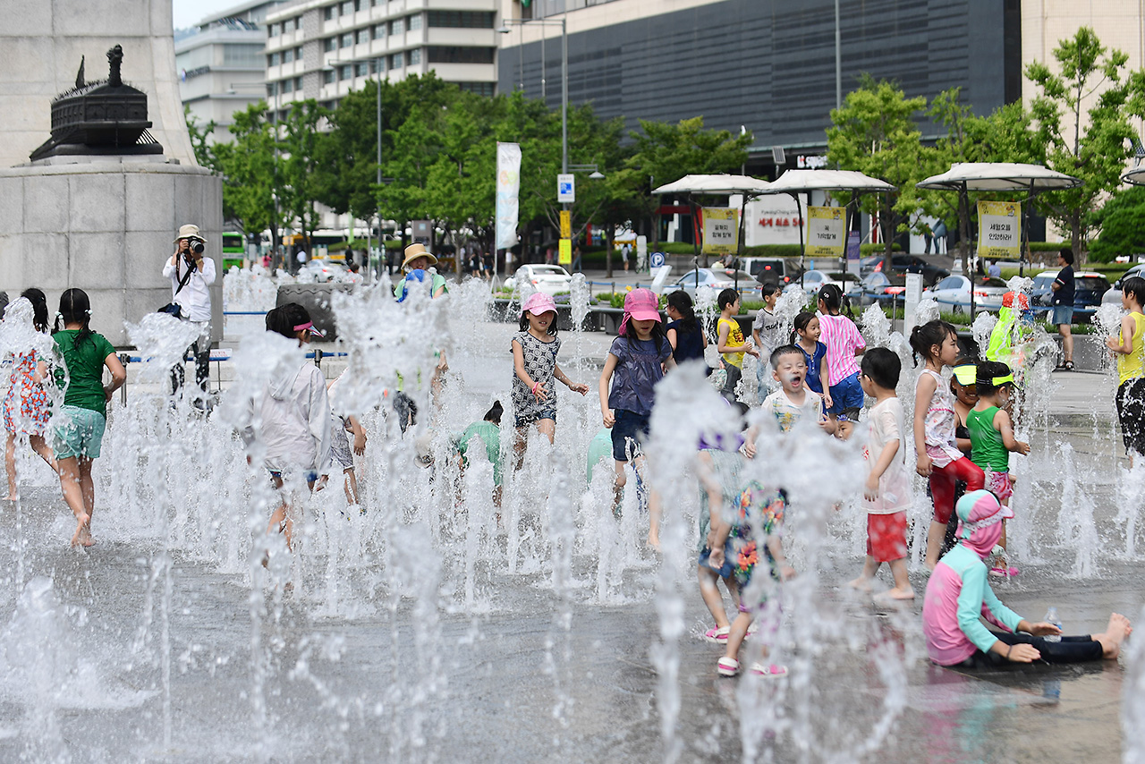  서울지역에 올들어 처음으로 폭염경보가 내려진 4일 오후, 어린이들이 광화문광장에 설치되어 있는 분수대에 뛰어들어 더위를 식히고 있다. 