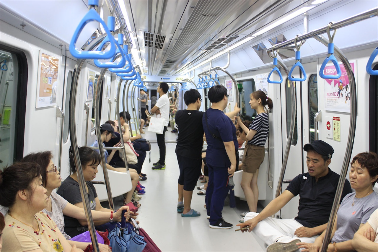 개통 전날 시운전을 한다는 홍보가 적었음에도 꽤나 많은 시민들이 지하철을 탑승했다.