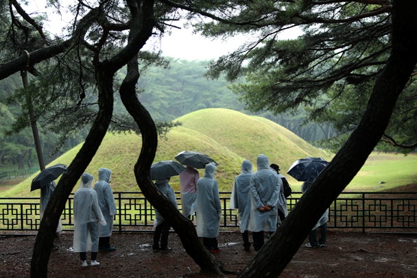 삼릉을 찾은 일본인 단체관광객들이 가이드의 설명을 듣고 있다.