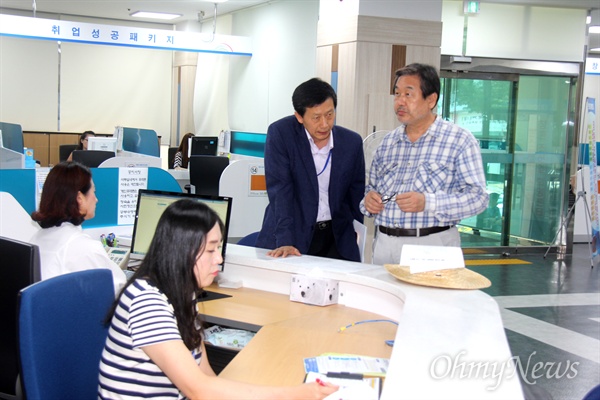 '경청투어'하고 있는 김무성 전 새누리당 대표가 5일 오후 창원고용복지센터를 방문해 김진원 센터장으로부터 설명을 듣고 있다.