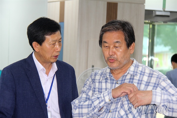 '경청투어'하고 있는 김무성 전 새누리당 대표가 5일 오후 창원고용복지센터를 방문해 김진원 센터장으로부터 설명을 듣고 있다.