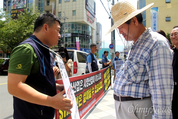 '경청투어'하고 있는 김무성 전 새누리당 대표가 5일 오후 창원고용복지센터를 방문해, 소식을 듣고 찾아온 조선소 노동자들이 들고 있는 손팻말을 살펴보고 있다.