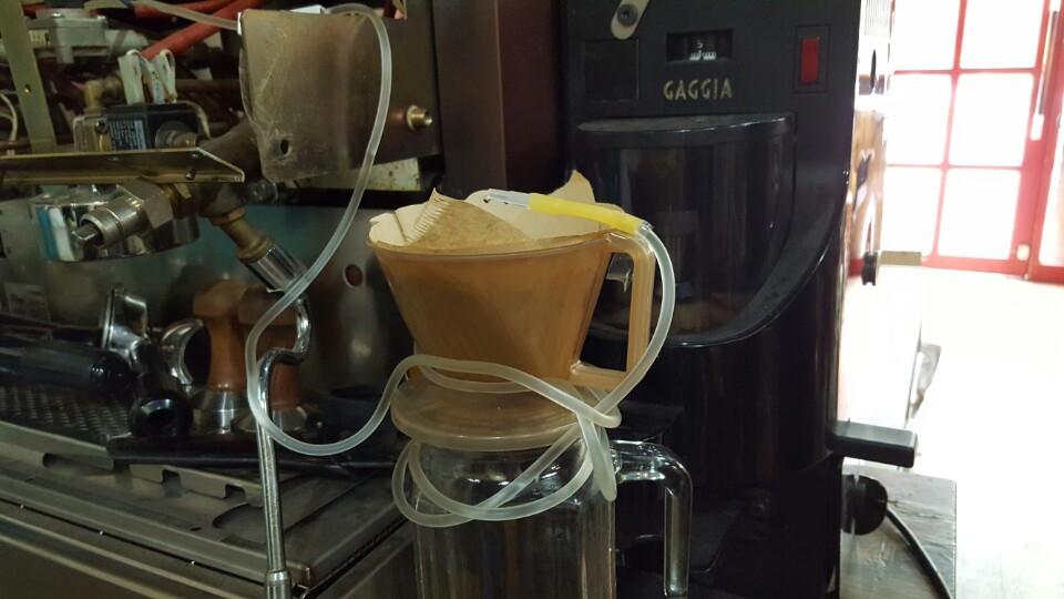 콜드브루는 1~2초에 한 방울씩 찬 물을 커피가루에 떨어트려 추출하는 방식이다. 콜드브루를 추출하기 위해 페트병에 링거를 연결해놓고, 한 방울씩 떨어트리는 방식도 있다.