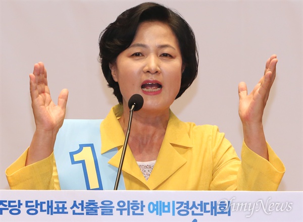지난 5일 오후 서울 여의도 국회 의원회관에서 열린 더불어민주당 당 대표 선출을 위한 예비경선에서 추미애 후보가 정견발표를 하고 있다.  