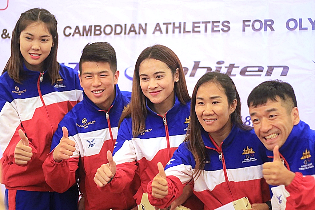  단 6명 선수들만 출전하는 캄보디아 리우 올림픽 선수단이 지난 달 말 출정식을 앞두고 선전을 다짐하고 있다. 