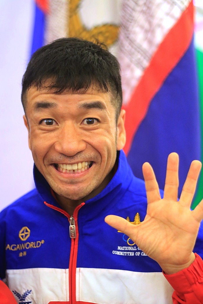  전직 일본 개그맨 출신으로 올림픽 출전 꿈을 이루기 위해 캄보디아로 귀화한  마라토너 다카자키 구니아치(39)씨가 리오 출발을 앞두고 손을 흔들어 보이고 있다.  