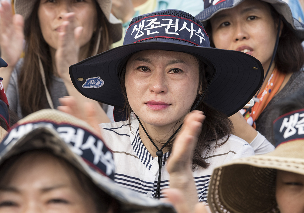 5일 오후 충남 아산시 탕정면 갑을오토텍 공장에서는  ‘불법 직장폐쇄 철회 ! 노조파괴 분쇄 ! 갑을투쟁 승리 ! 민주노총 결의대회’가 열린 가운데, 가족대책위원회 회원 한 명이 자녀들의 편지 낭독을 들으며 눈시울을 붉히고 있다. 