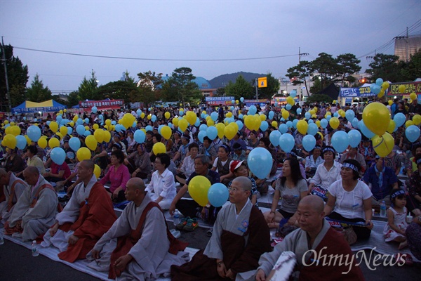 성주불교사원연합회와 신도회가 5일 오후 성주군청 앞마당에서 한반도 평화기원 대법회를 열었다.