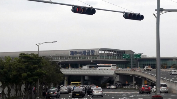 국토교통부는 제주공항의 시간당 최대 이착륙 횟수를 40회까지 늘릴 계획이다. 