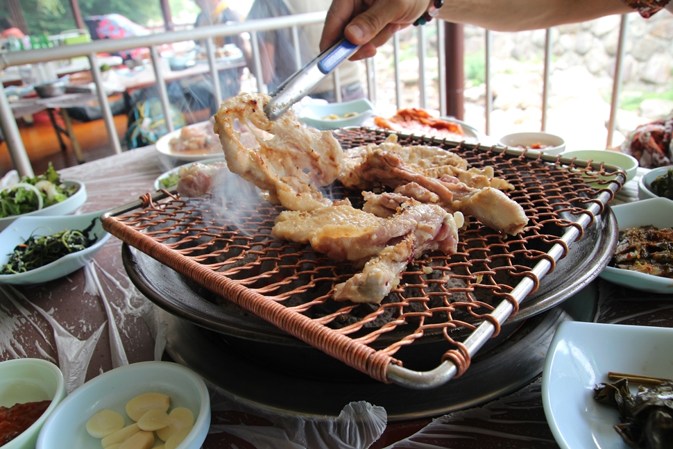  잘 구워진 닭갈비는 참기름 장에 먹거나 양파채를 넣어 상추쌈을 해도 좋다. 
