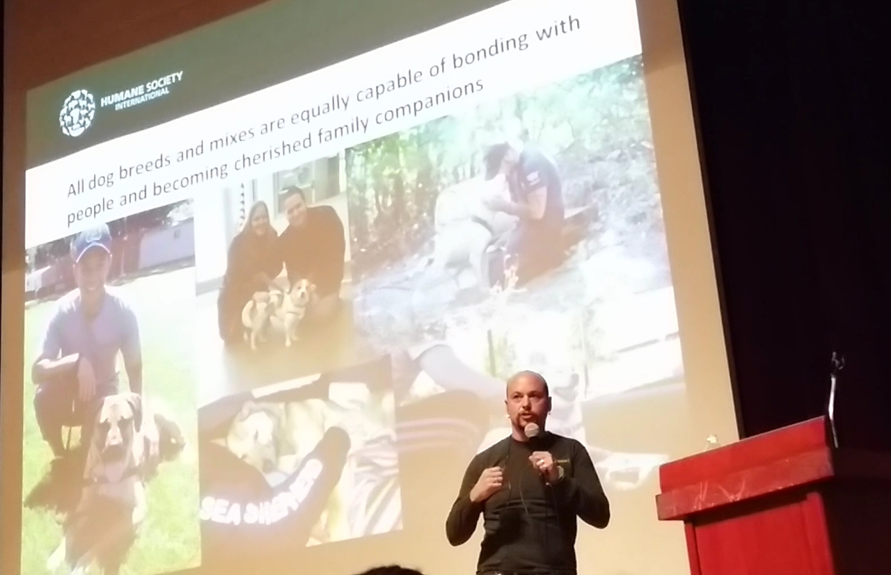 HSI의 아담 파라스칸돌라 이사가 지난 5일 개최된 '개식용 종식을 위한 국제 컨퍼런스’에서 '개농장 개들의 구조 및 입양 활동'에 관해 발표를 하고 있다.