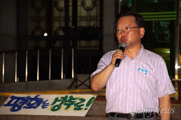 김부겸 더불어민주당 국회의원이 6일 오후 성주군청에서 열린 사드 배치 철회 촛불집회에 참석해 발언을 하고 있다.