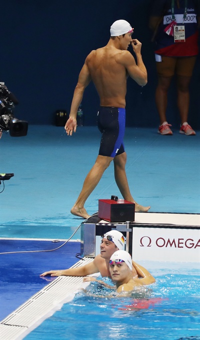  한국수영의 간판 박태환이 6일오후 (현지시간) 브라질 리우데자네이루 올림픽 아쿠아틱스 스타디움에서 열린 리우 올림픽 남자 자유형 400m 예선을 4위로 마친 뒤 경기장을 나서고 있다.