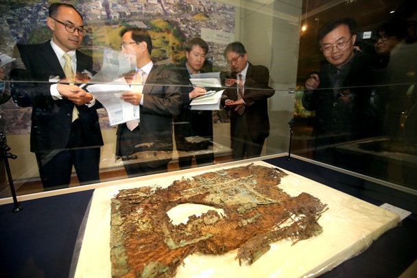 경주의 고분 천마총에서 발굴된 대표적 유물 말다래가 공개되고 있다.
