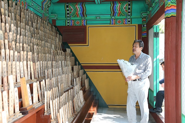  김무성 전 새누리당 대표가 7일 합천원폭피해자복지회관을 방문해 위령각에 참배했다.